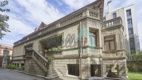 Escalera lateral del palacete Masaveu en la calle Pérez de la Sala de Oviedo
