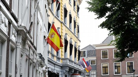 La bandera de España ondea a media asta en la embajada de España en La Haya, Holanda