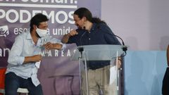 Antn Gmez-Reino y Pablo Iglesias se saludan durante un acto de campaa