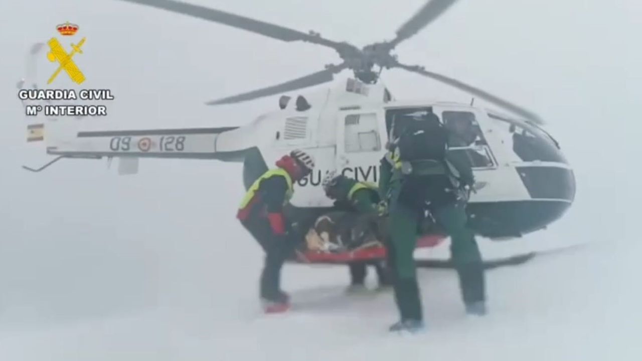 Complicado rescate de un esquiador herido en Picos de Europa.La ministra de Industria, Reyes Maroto, se despidió tras la rueda de prensa del último Consejo de Ministros.