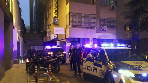 Agentes de la Polica Local de Granada en el exterior de la vivienda de la mujer asesinada.