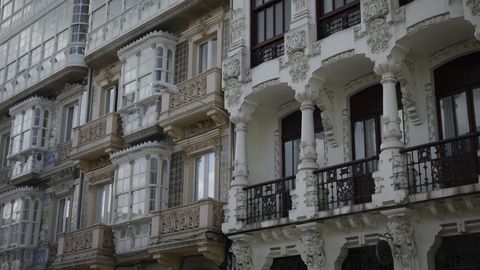 Fachadas modernistas en la plaza de Lugo 11 y 13 de A Coruña