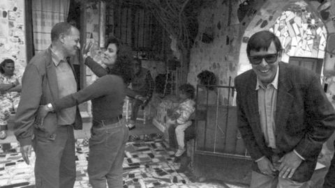 Valente bromea con Juan Goytisolo durante una visita con unos amigos al barrio almeriense de La Chanca, en 1995