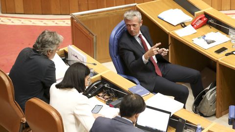 Alfonso Rueda conversando con Pedro Puy tras presentar las líneas claves al Parlamento.