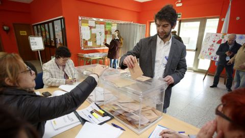 Jorge Surez, alcalde de Ferrol, votando.