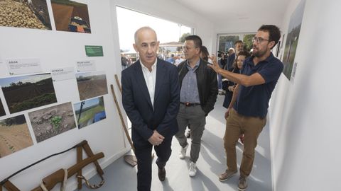 Garca Pose,  esquerda, durante a inauguracin do Museo da Pataca