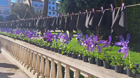 Pañuelos negros y flores violetas en Vegadeo