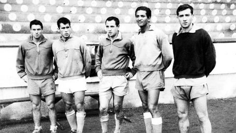 Amancio, segundo por la izquierda, junto a la delantera del Deportivo.