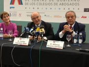Alfonso �lvarez G�ndara y Carlos Carnicer, en las jornadas de juntas de colegios de abogados