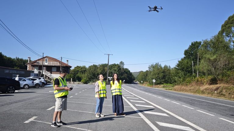 La Xunta estudia colaborar con una empresa gallega que utiliza drones para inspeccionar el estado de las vías