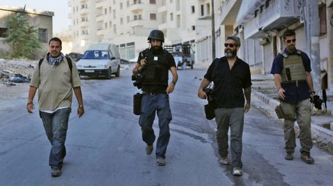 De derecha a izquierda: James Foley (decapitado por el Estado Islámico en agosto del año pasado), Zac Baillie, el premio Pulitzer Manu Brabo y Antonio Pampliega (actualmente desaparecido en Siria)