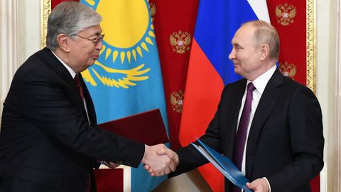 Los presidentes de Kazajistán y Rusia, durante su reunión del lunes en Moscú.