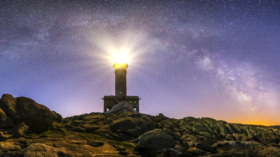 Un�camino sin caminantes.�lvaro y Jorge Pino ayudan a Suso Valverde a subir a la Cruz de Ferro en su handbike