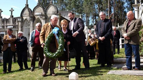 Ofrenda floral en el cementerio en memoria de los socios fundadores de la sociedad de emigrantes
