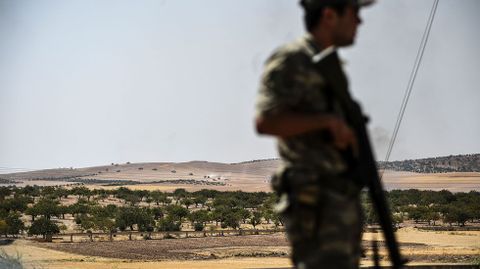 Un soldado hace guardia en la ciudad fronteriza de Karkamis (Turqua)