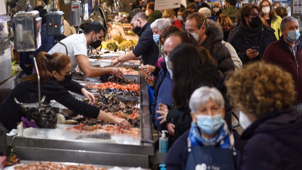 Ambiente navide�o en la plaza de Lugo, en A Coru�a.La vivienda qued� calcinada, pero los bomberos consiguieron salvaguardar la anexa