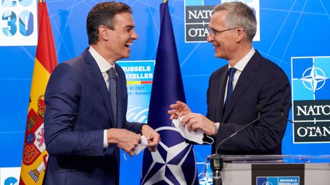 El presidente del Gobierno, Pedro Snchez, y el secretario general de la OTAN, Jens Stoltenberg, este lunes, en la cumbre de la Alianza Atlntica