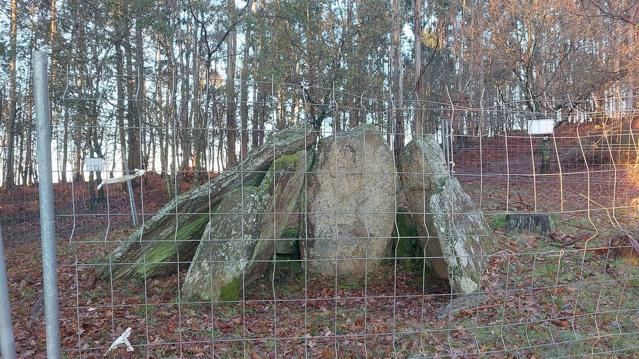 Dlmenes y mmoas.Siza juega con la luz y el contraste de mrmol y granito en su creacin de arquitectura funeraria.