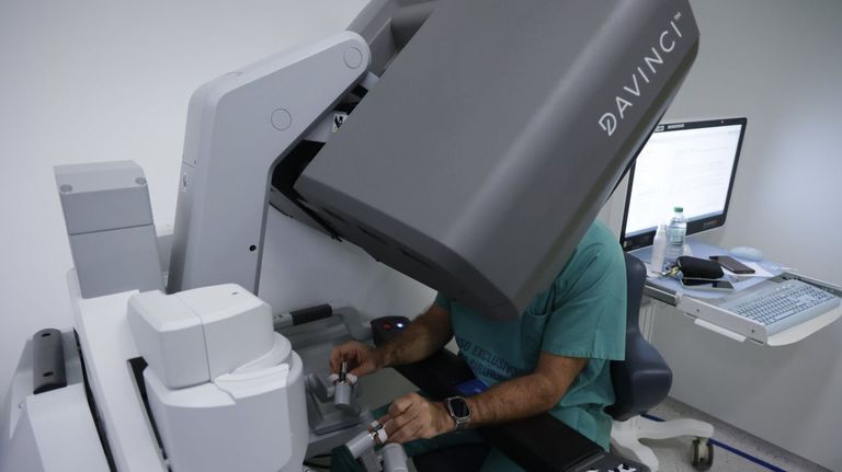 Los robots Da Vinci, bajo mínimos por las tardes por el plante a las peonadas