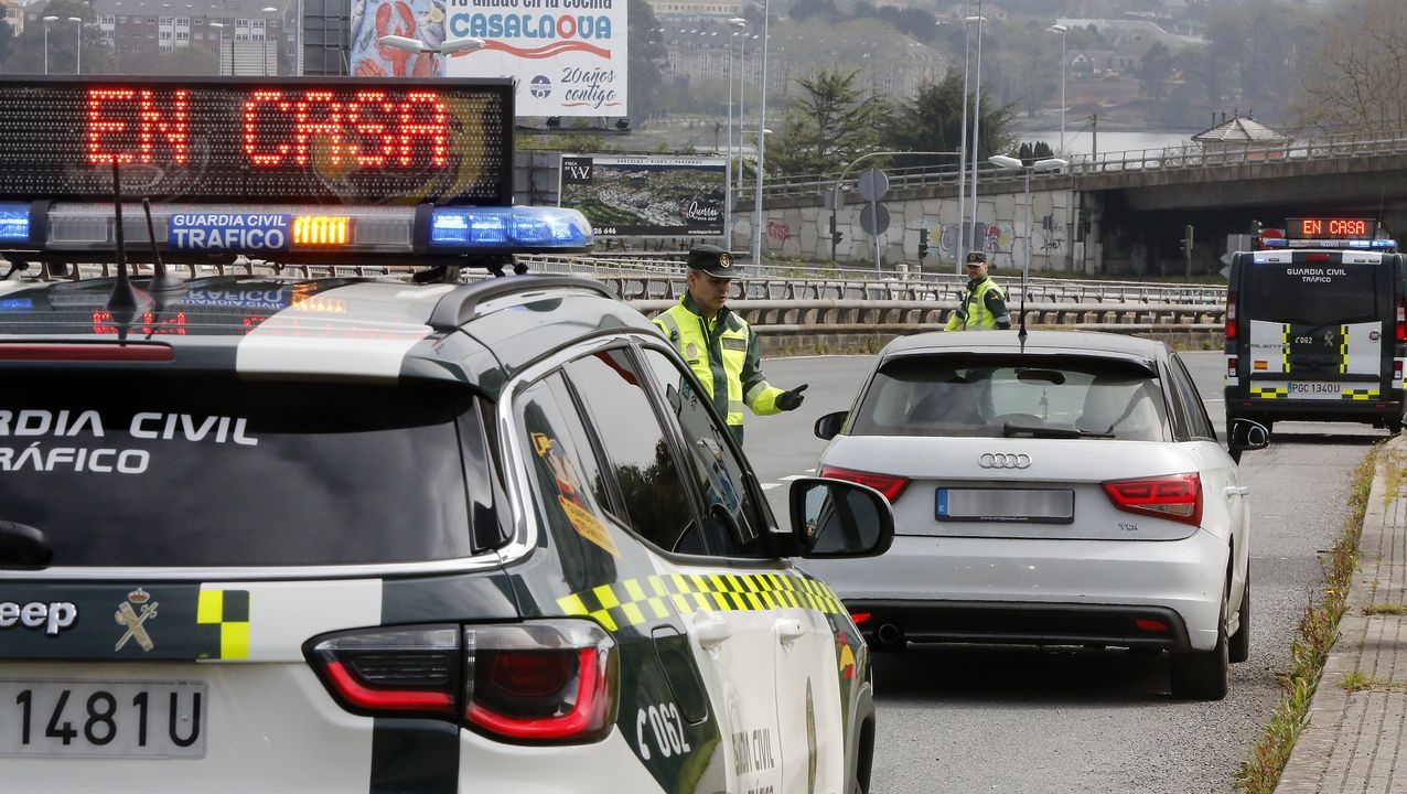 «¿De dónde viene?». Los controles de tráfico son numerosos. Los agentes preguntan a los conductores el motivo de sus desplazamientos, y si estos no están justificados se tramita una denuncia. La conversación con el conductor se hace a distancia, como se ve en la foto