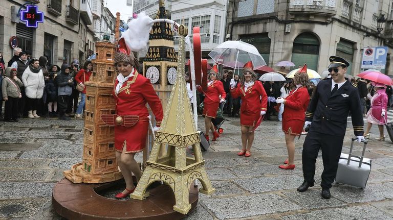 Caldas desafió a la lluvia y su entroido recorrió las calles ante el público con paraguas y muchas ganas de divertirse