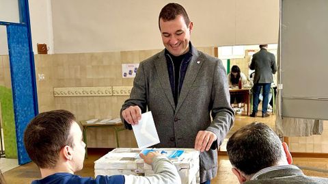 Nacho Gómez, candidato número 2 del PSOE por Ourense, votando en Ribadavia.