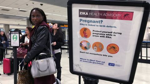 Un cartel advierte en el aeropuerto de Miami sobre los riesgos del zika 