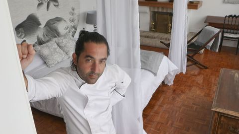 Fernando Ameneiros, responsable de Finca dos Mares, en una de las habitaciones del nuevo hotel