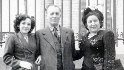 Federico Mediante, rodeado de su mujer, Honorata, y su hija, Ana.