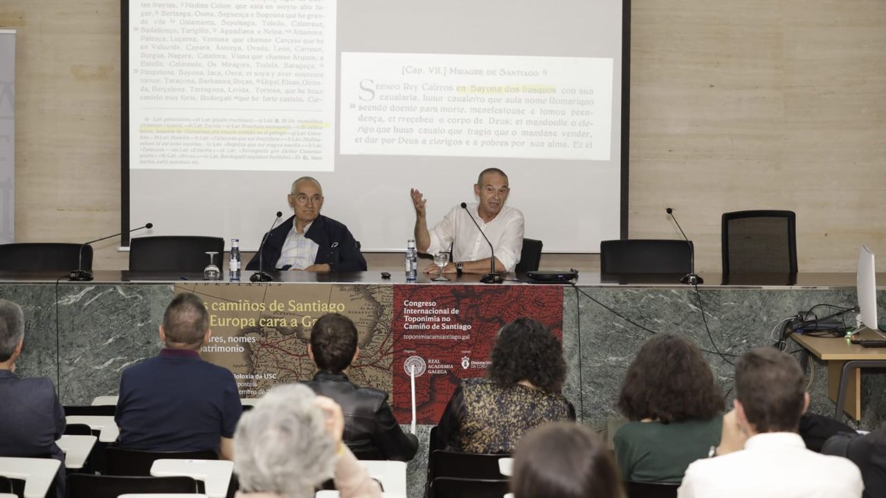 Emilio Nieto Ballester ( dereita), profesor de Filoloxa Clsica na Universidad Autnoma de Madrid, na mesa do Congreso Internacional de Toponimia no Camio de Santiago, con outros poentes.