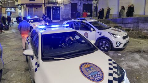 Vehículos de la Policía Local de Ourense en la zona de vinos del casco histórico.