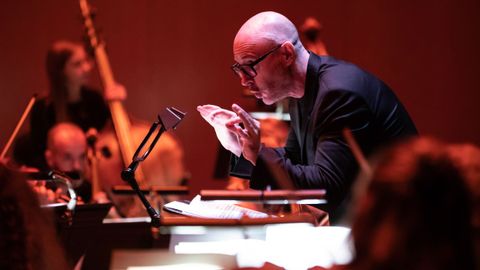 Baldur Brönnimann dirigiendo la Real Filharmonía de Galicia en septiembre de este año. 