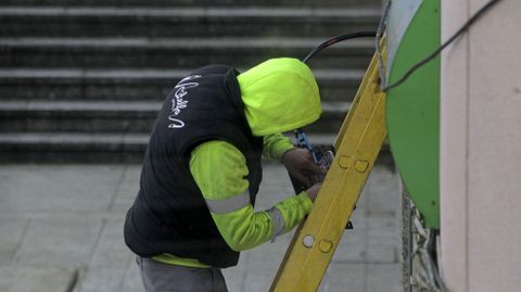 Personal de una empresa especializada trabaja en la instalación de la red local de fibra de Rede Aberta en el casco antiguo de Monforte, en una fotografía de hace algunas semanas