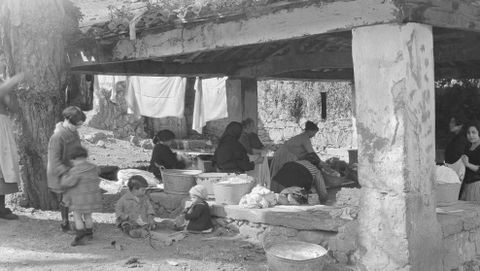 Grupo de mujeres en un lavadero en Pravia