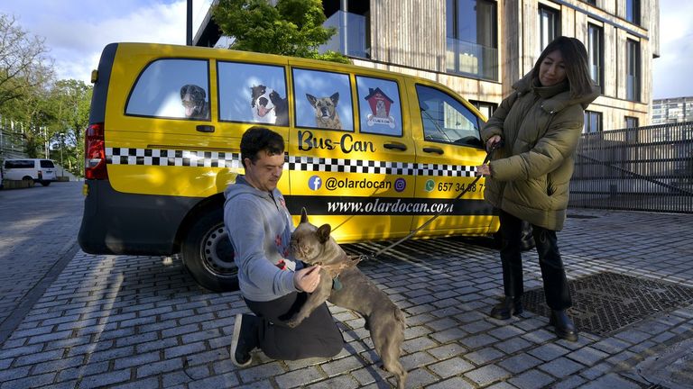 El Bus-Can de Luis García y Luisa Bautista recoge a los perros para llevarlos a la guardería O lar do can, en Dorneda
