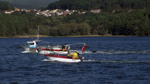 PRIMER DIA DE CAMPAÑA MARISQUERA MARISCADORES A FLOTE EN LA LONJA DE TESTAL