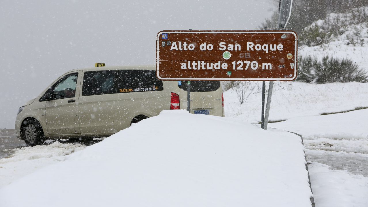 El temporal en Galicia.Ana Pontn baja de la cabina de un camin, el 30 de octubre del 2019, durante una protesta contra el peaje de la autopista AP-9