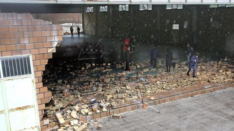 Derrumbe de un muro en el pabelln del colegio Pena de Francia en Mos. 