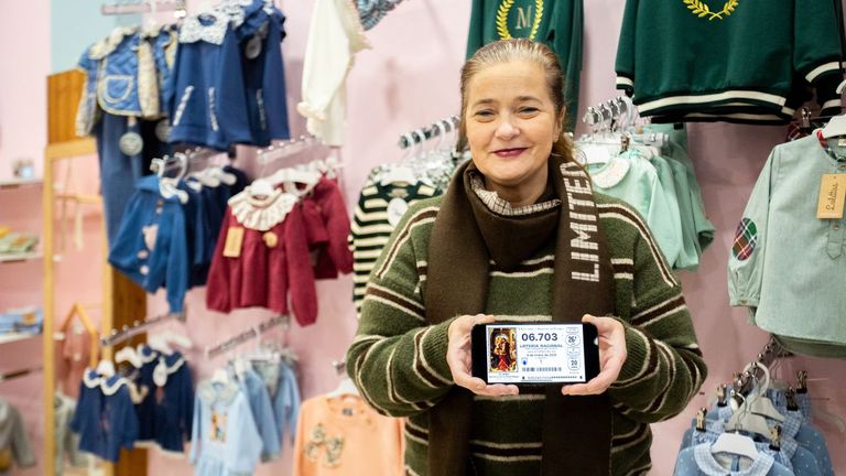 Un premio que no detiene la vida: Elna sigue levantando la persiana cada día