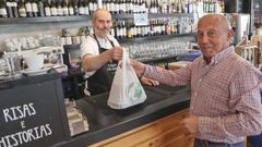 Pablo Rebollo, responsable del Gastrobar Nu, entrega un paquete sorpresa por valor de 12 euros a Jos, que solo tuvo que pagar 4,99