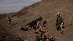 Soldados ucranianos llevando armas en el frente de Jrkov