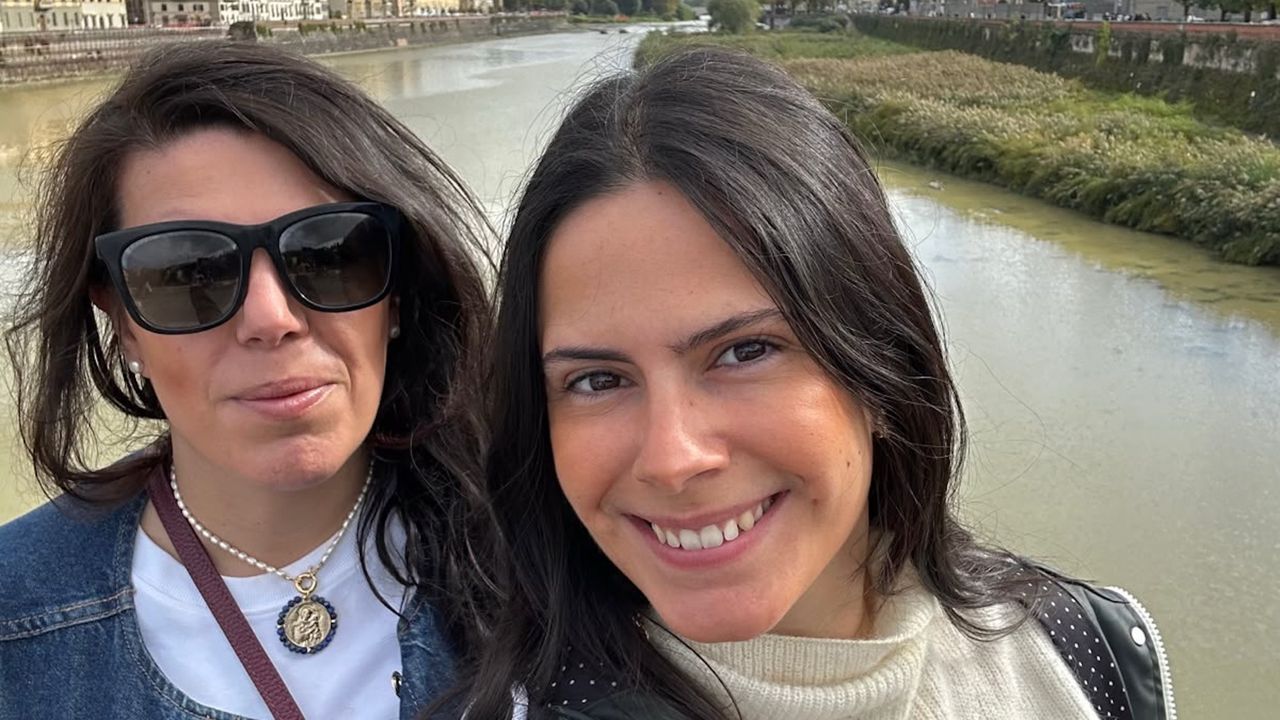 Ricardo Guerrero, malague�o que recorre Espa�a con sus dos perros.Las dos hermanas, Marian y B�rbara, con medallas de San Antonio dise�adas por ellas y fabricadas de forma artesanal