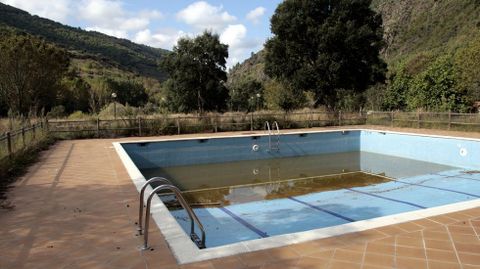 Una de las piscinas del centro en estado de abandono, en una imagen de hace siete años