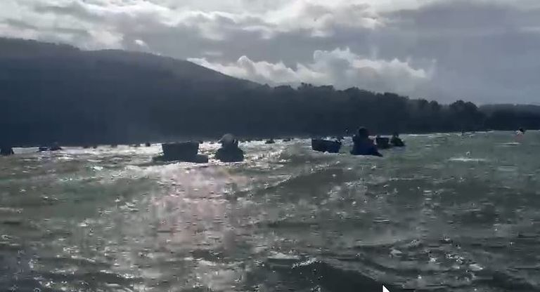 Mariscar en pleno temporal en Noia