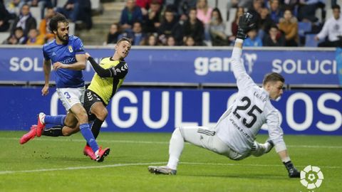 Dani G�mez, con Arribas al lado, dispara ante Lunin