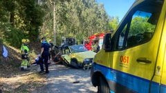 El accidente registrado este domingo por la tarde en Padrin, en Sanxenxo, consisti en el vuelco de un vehculo y se sald con tres heridos