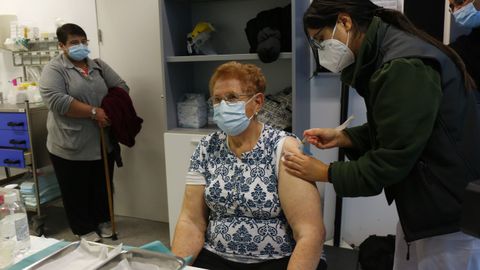 Elena Ameijeiras, vecina de Pontevedra de 88 aos, recibi este lunes en el centro de salud de A Parda la vacuna de la gripe y la tercera dosis de la del covid