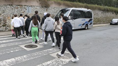 En la imagen, estudiantes del IES Ferrol Vello cruzan la calle Breogán para coger el autobús que los lleva a FIMO