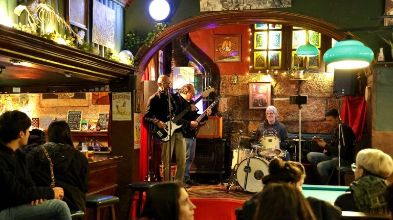 Los músicos improvisan en el Arco da Vella