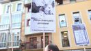 Asociaciones de padres y madres protestas en el pleno de Oviedo contra el recorte en becas escoalres